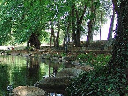 Υπαίθριος, αμφιθεατρικά διαμορφωμένος χώρος στην περιοχή των πηγών της Αραβησσού